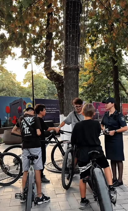 НОВЫЙ ШАГ ПОЛИЦИИ ШЫМКЕНТА: БЕЗОПАСНОСТЬ ГОРОДСКИХ ПАРКОВ ОБЕСПЕЧИВАЕТСЯ НА ЭЛЕКТРОСАМОКАТАХ